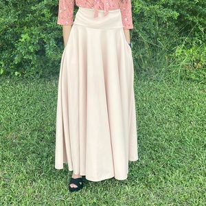 Cream skirt with pockets.